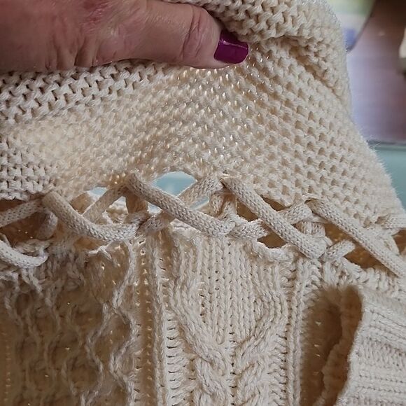 ANDTHEWHY Cable Knit Slouchy Sweater - Picture 11 of 12